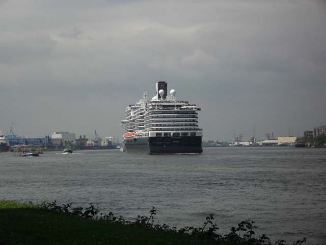 Vertrek van cruiseschip ms Koningsdam van de Holland America Line aan de Cruise Terminal Rotterdam